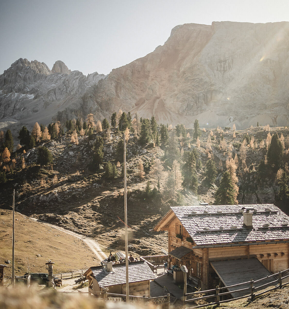 Hölzerne Almhütte im Sommer inmitten der Bergwelt - Klaudehof