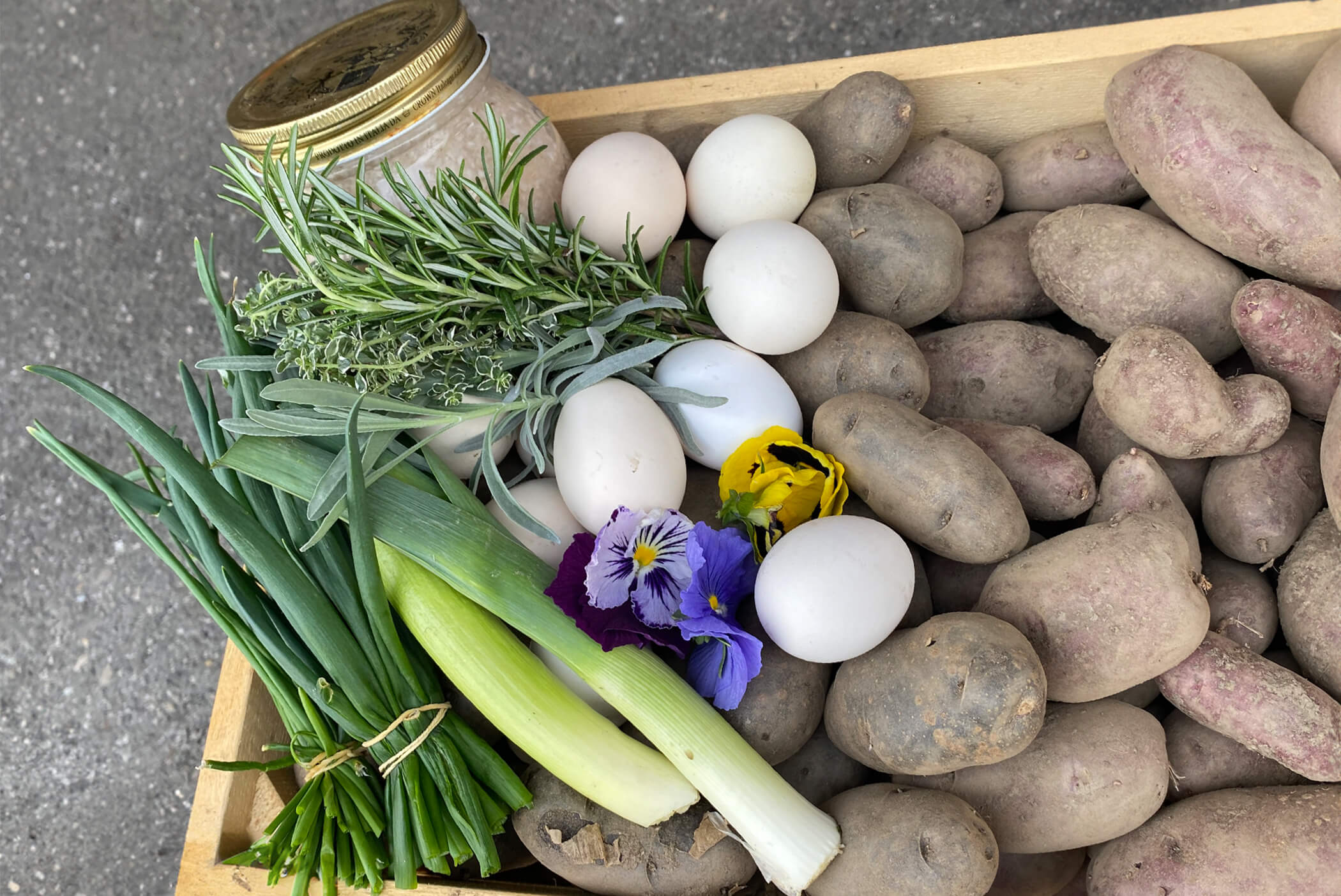 eine Kiste mit Kartoffeln, Eiern, Lauch und Schnittlauch - Klaudehof