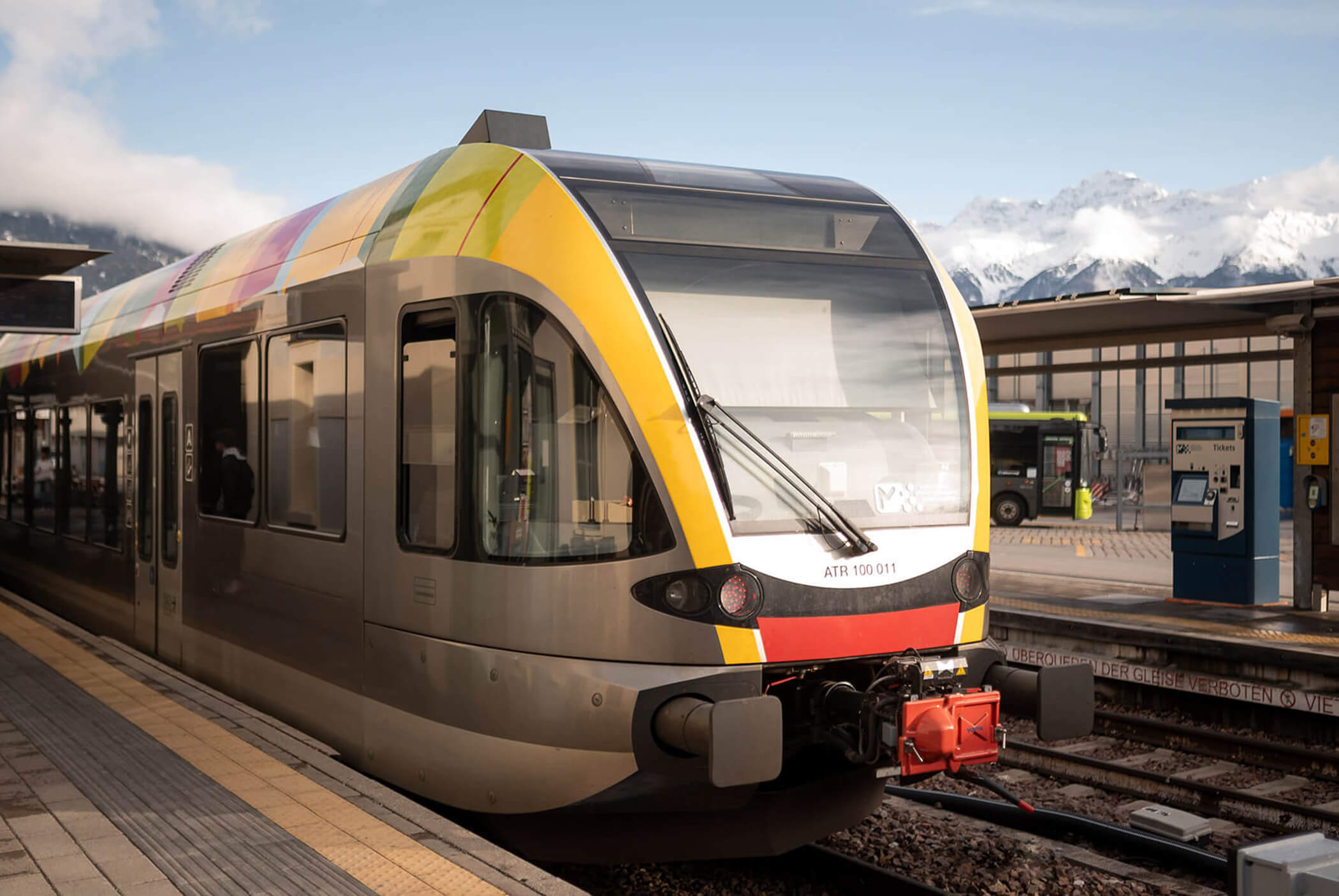 Südtiroler Zug auf der Schiene - Klaudehof