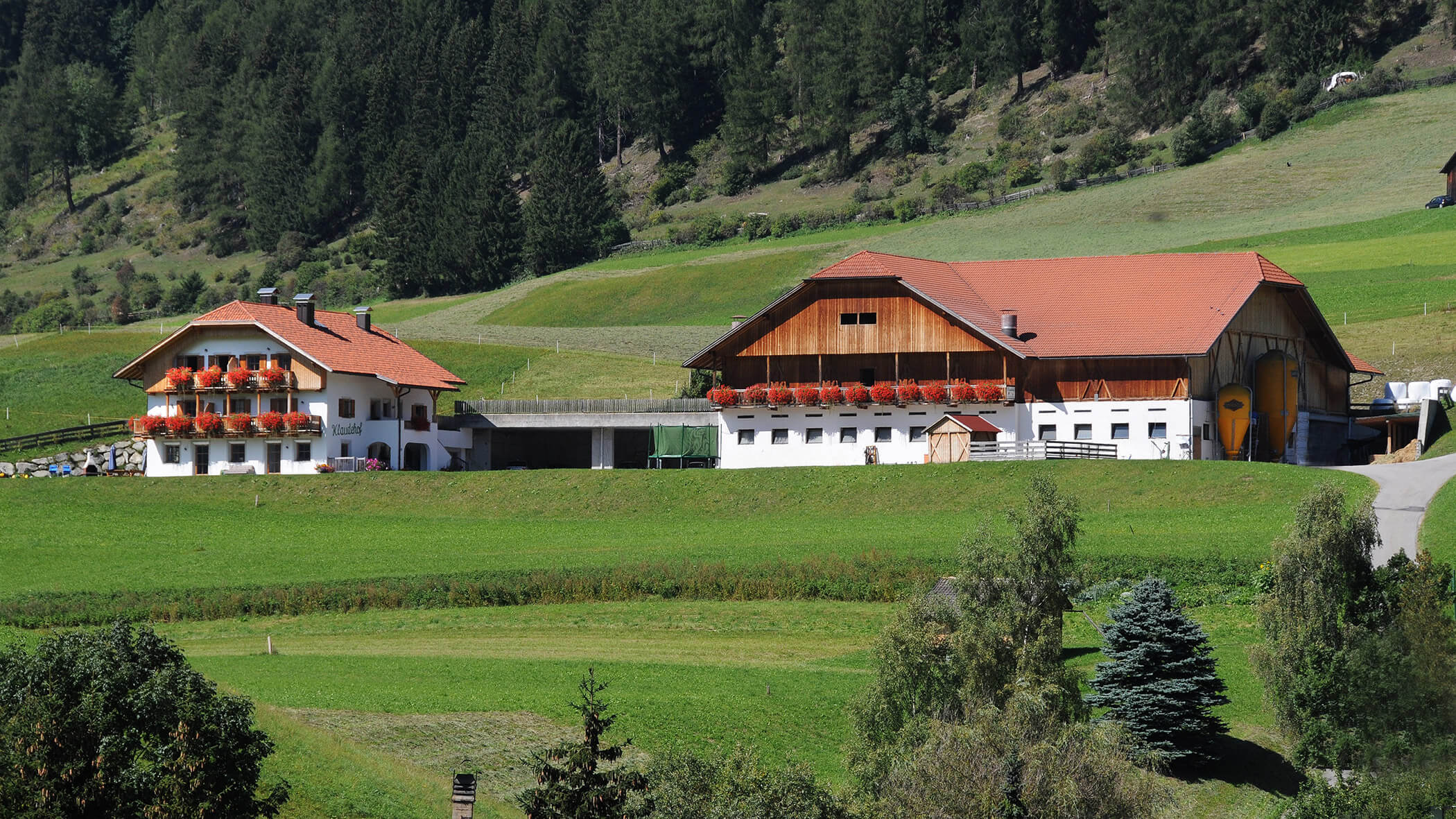 Der Klaudehof von außen und daneben der Bauernhof - Klaudehof