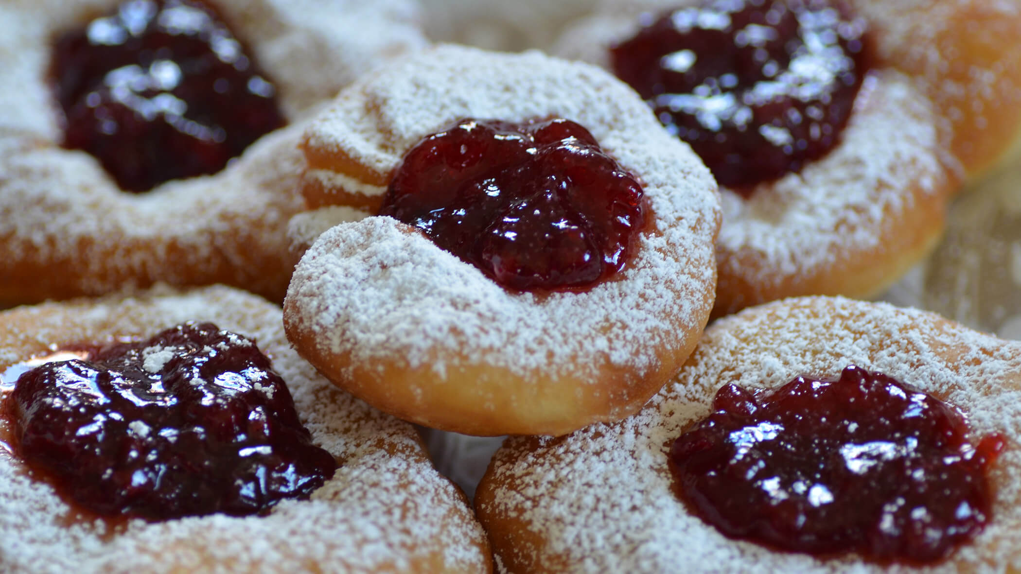 Apfelküchlein mit Puderzucker und Preiselbeermarmelade - Klaudehof