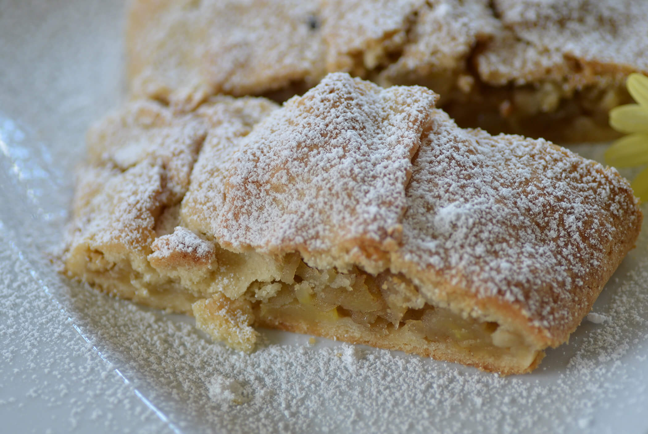 Apfelstrudel mit Puderzucker - Klaudehof