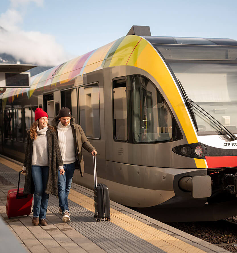 Ein Paar steigt mit Koffern aus dem Zug - Klaudehof