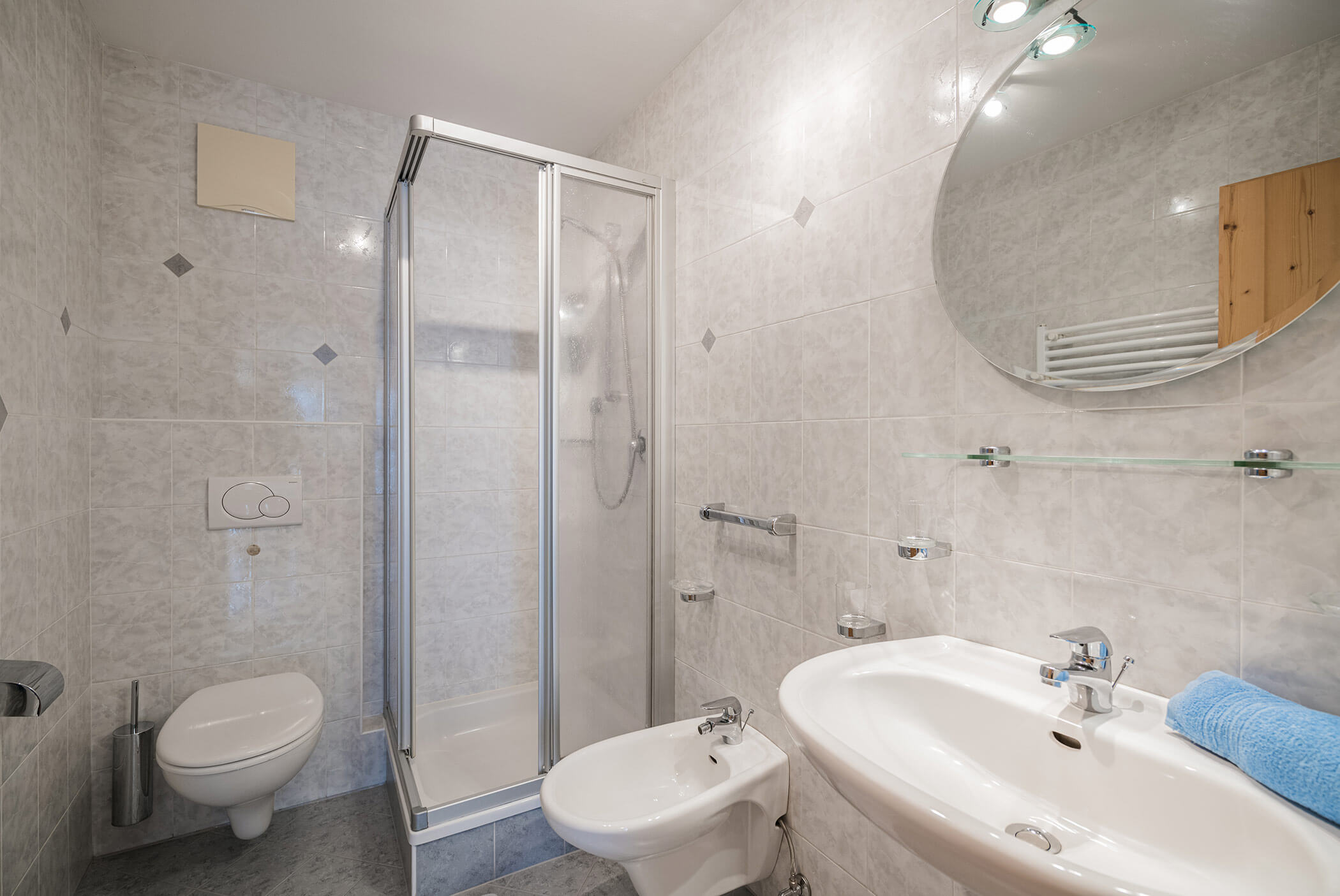 Badezimmer mit Dusche, WC, Waschbecken und Spiegel - Klaudehof