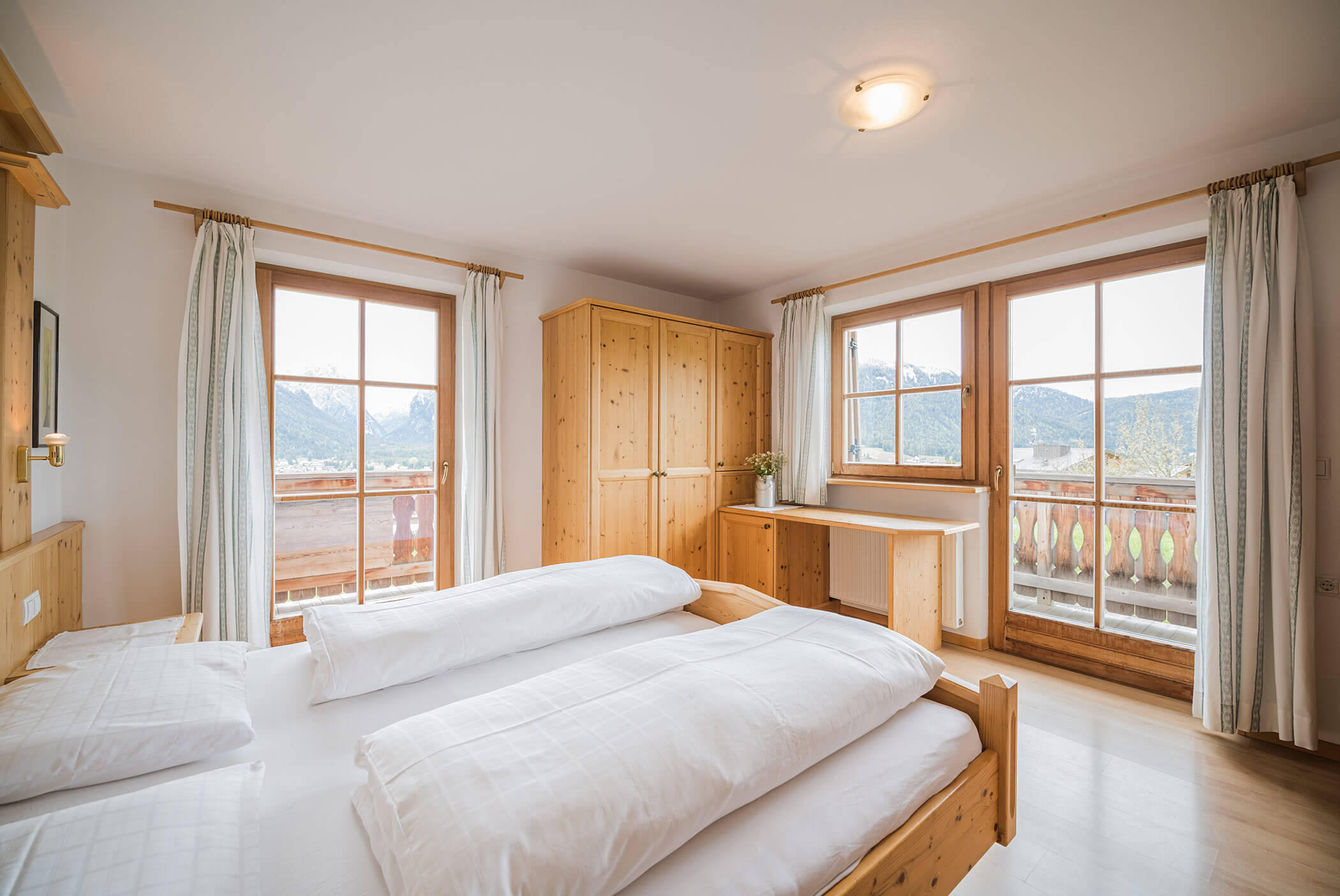 Lichtdurchflutetes Zimmer mit Doppelbett in der Mitte - Klaudehof