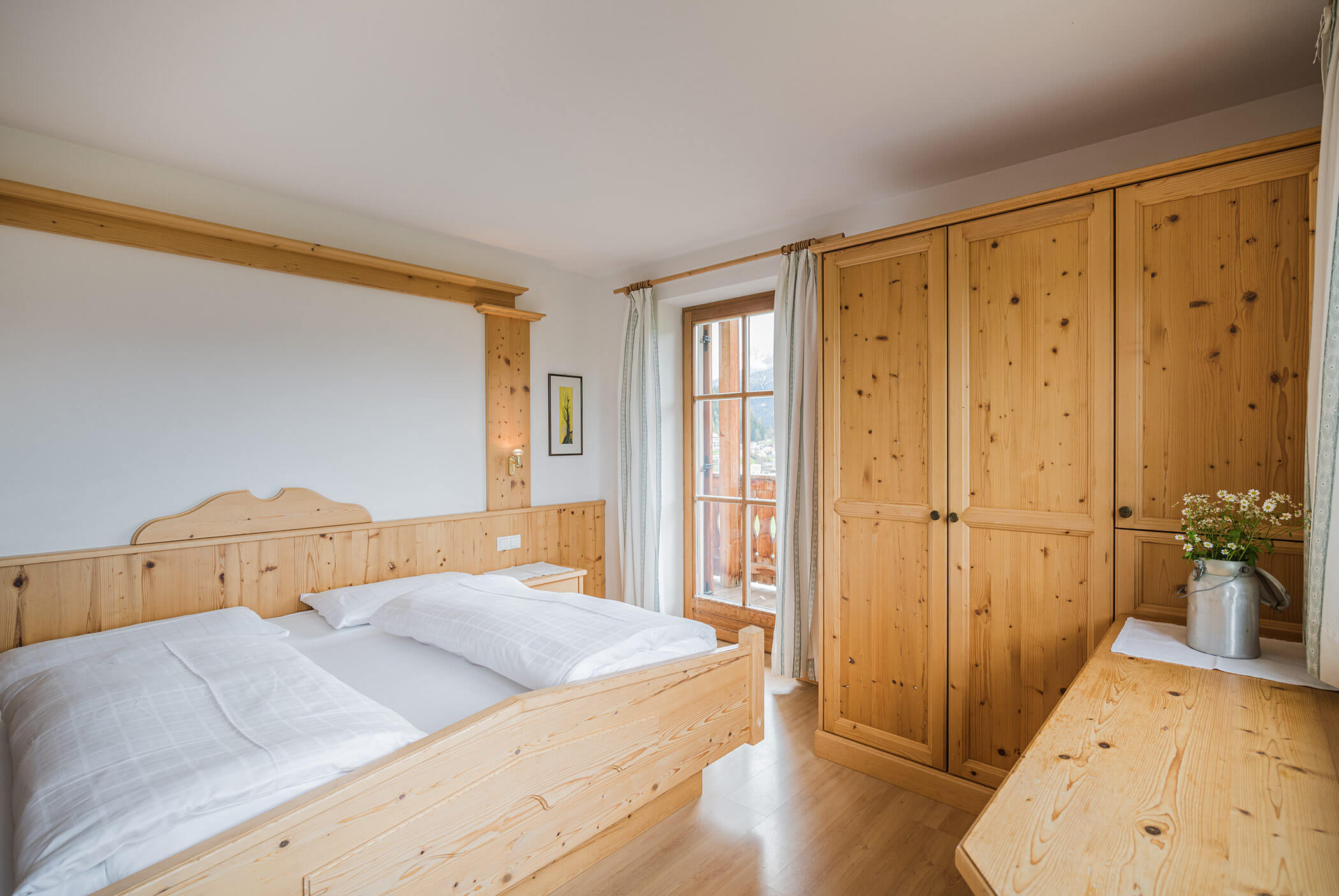 Doppelbett mit Holzschrank - Klaudehof