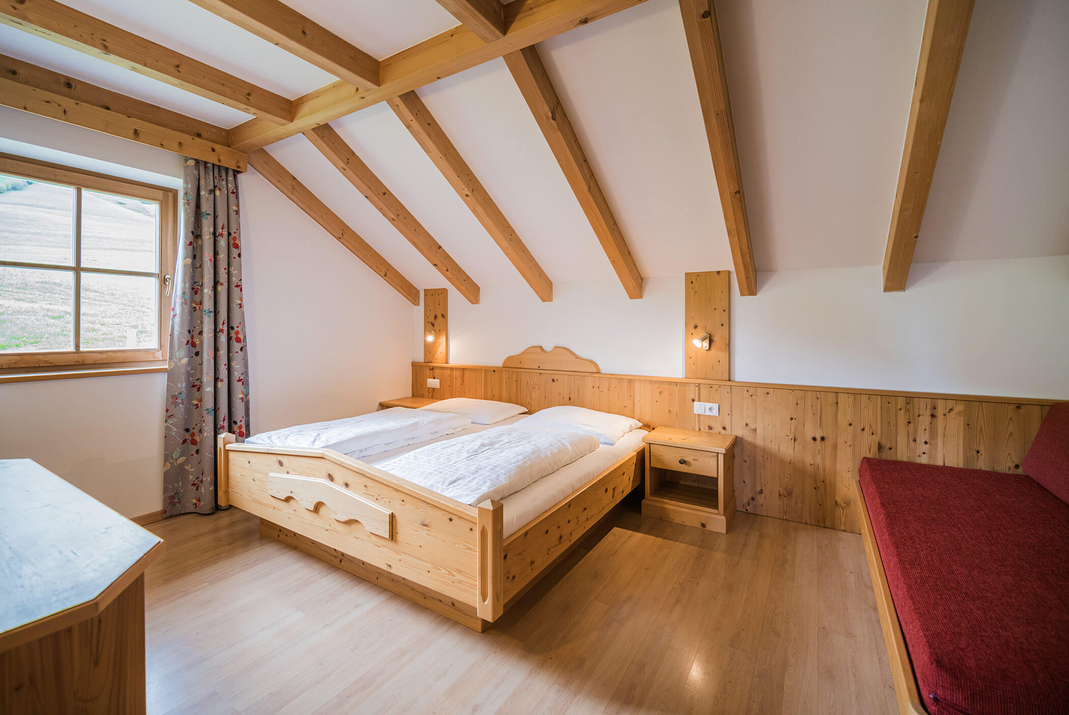 Doppelzimmer mit rotem Sofa rechts - Klaudehof