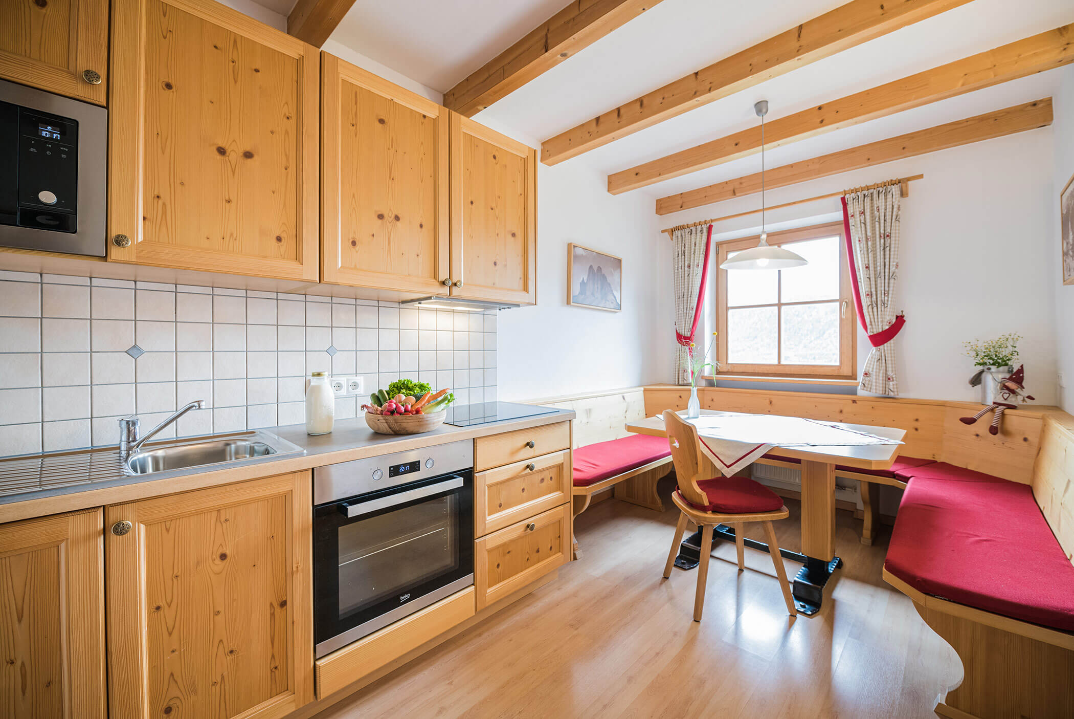 Küche in der Ferienwohnung mit Spüle, Backofen und Mikrowelle - Klaudehof