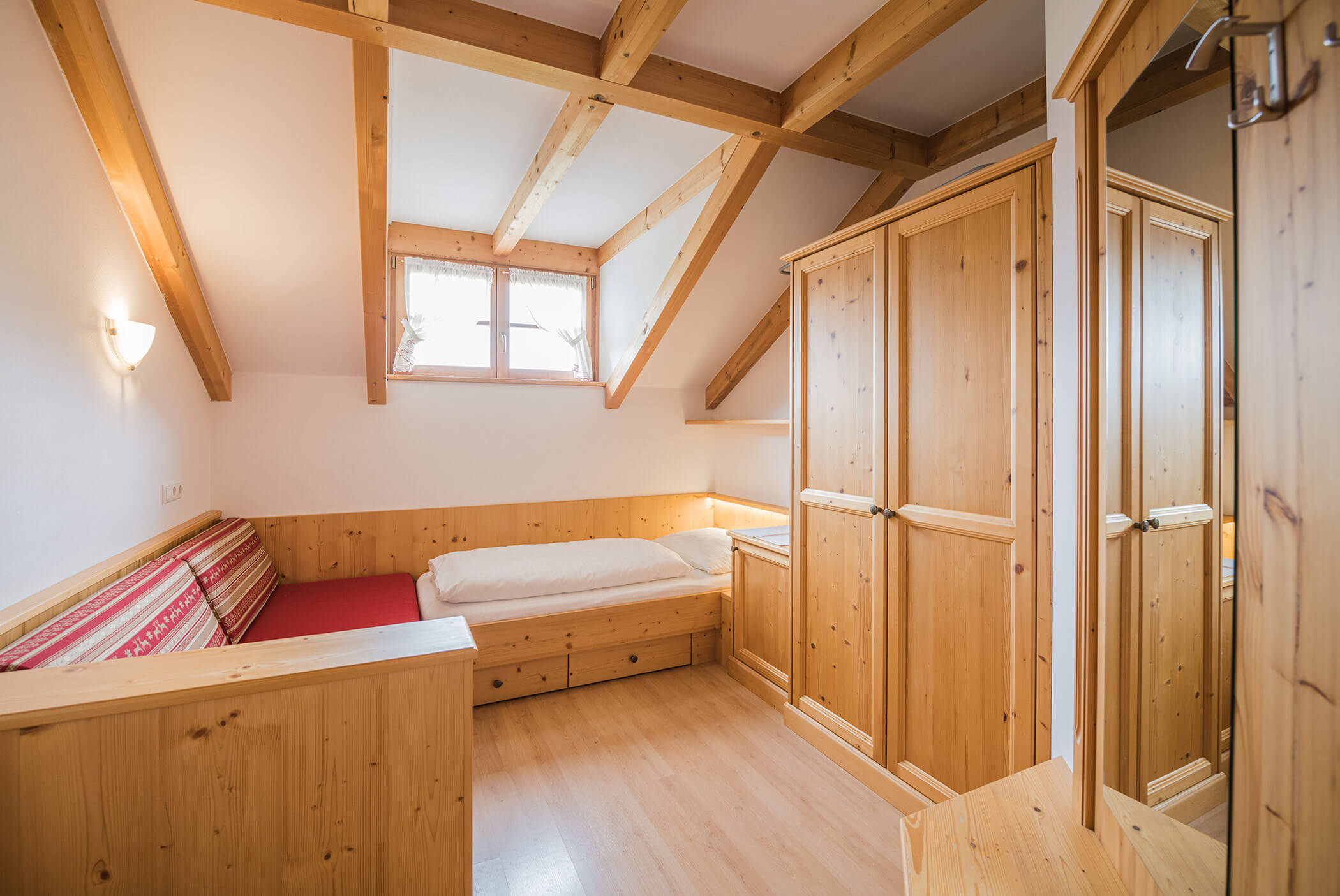 Schlafzimmer mit Einzelbett und Kleiderschrank - Klaudehof