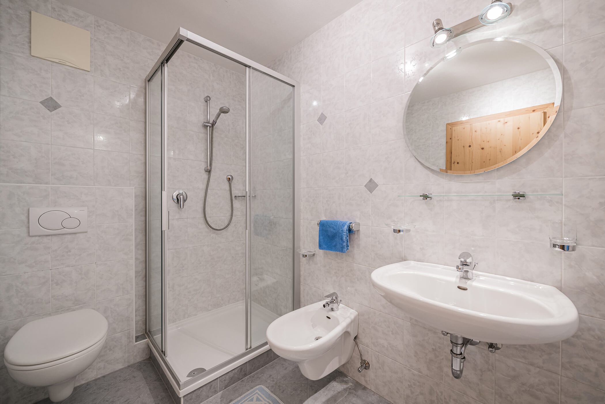 Helles Badezimmer mit WC, Dusche und Waschbecken - Klaudehof