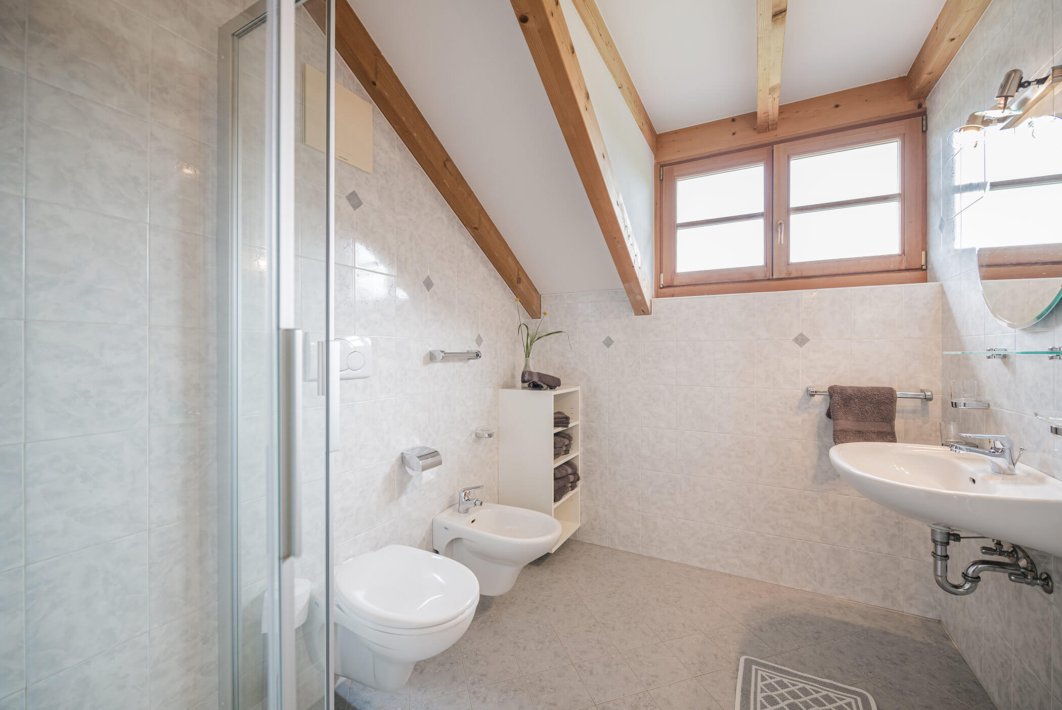 Badezimmer mit WC, Dusche, Waschbecken und Spiegel - Klaudehof