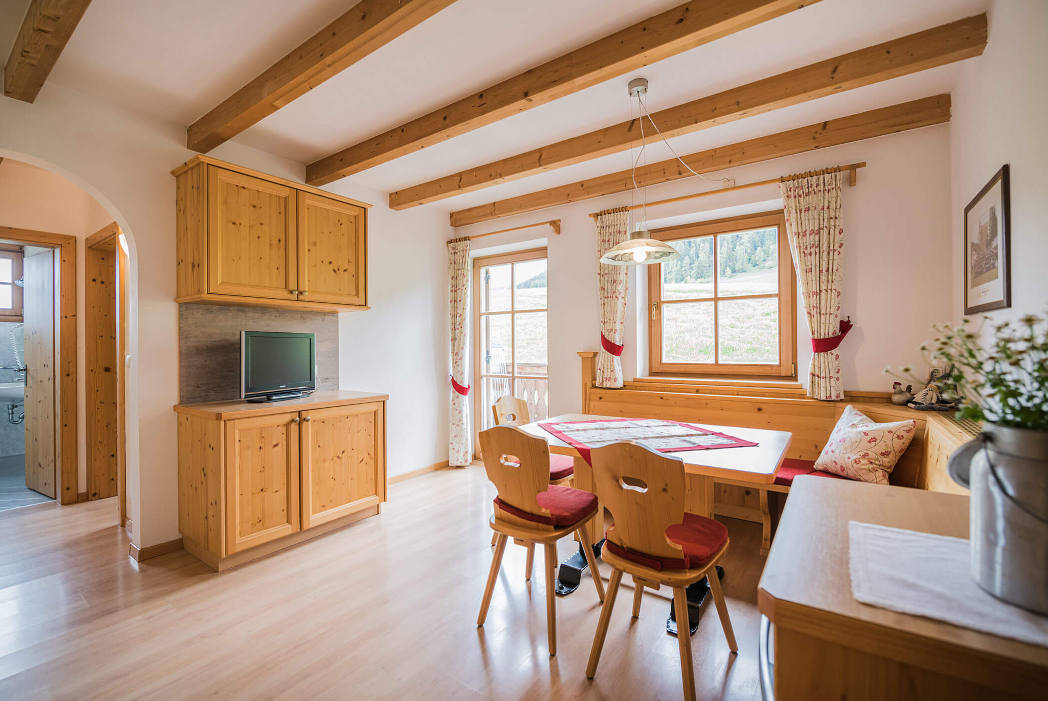 Ecktisch mit TV und Blick ins Bad - Klaudehof