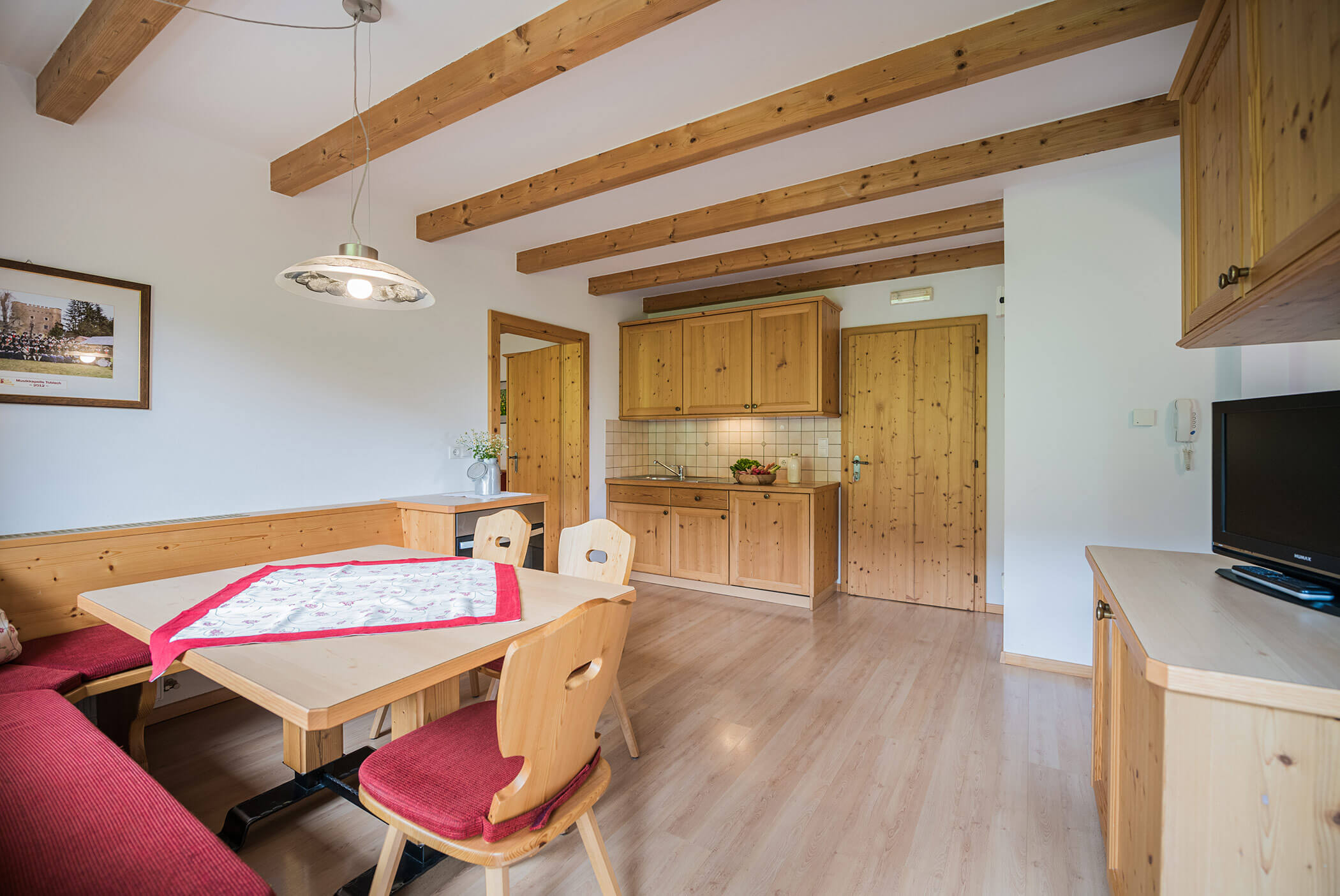 Wohnbereich mit Sitzecke, Waschbecken und TV - Klaudehof