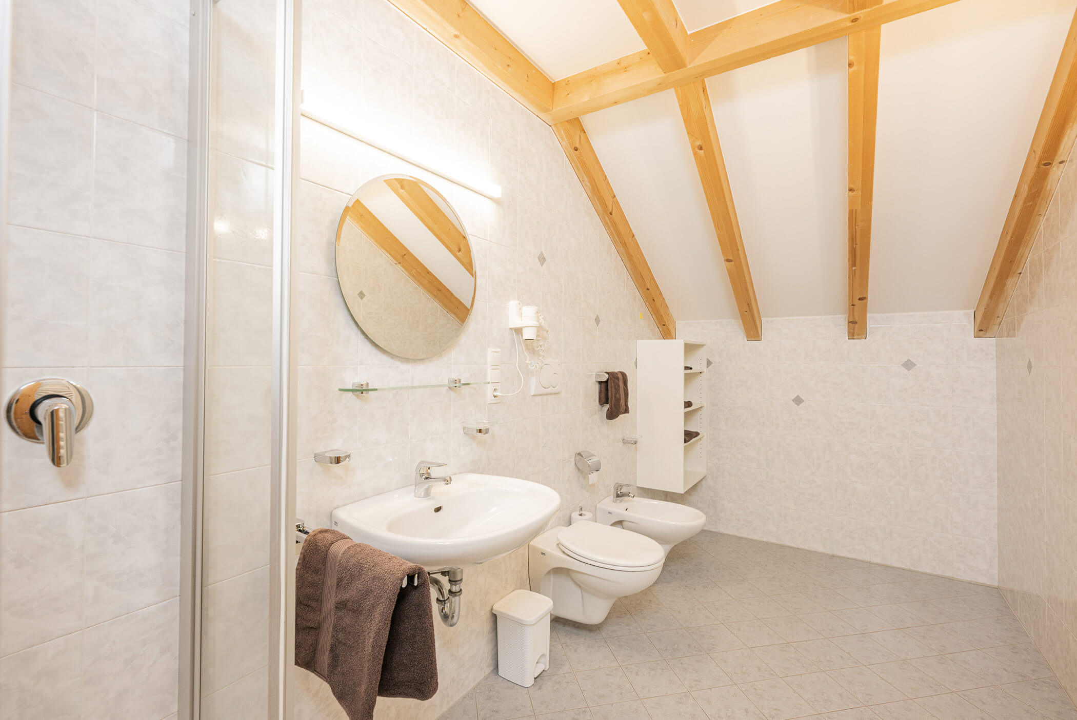 Badezimmer mit Dusche, Waschbecken und Spiegel - Klaudehof