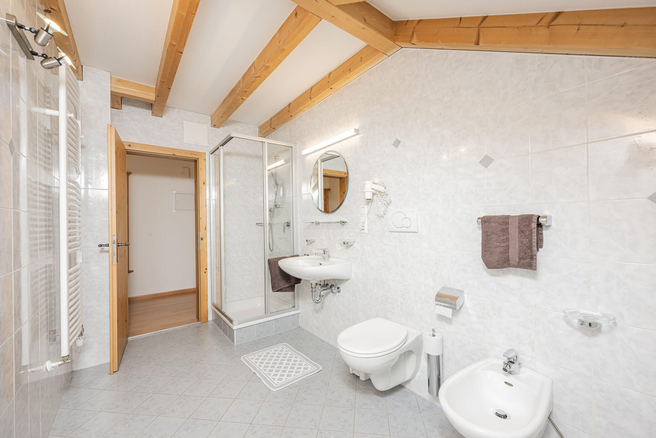 Bad mit Dusche, WC und Waschbecken mit Blick auf den Flur - Klaudehof