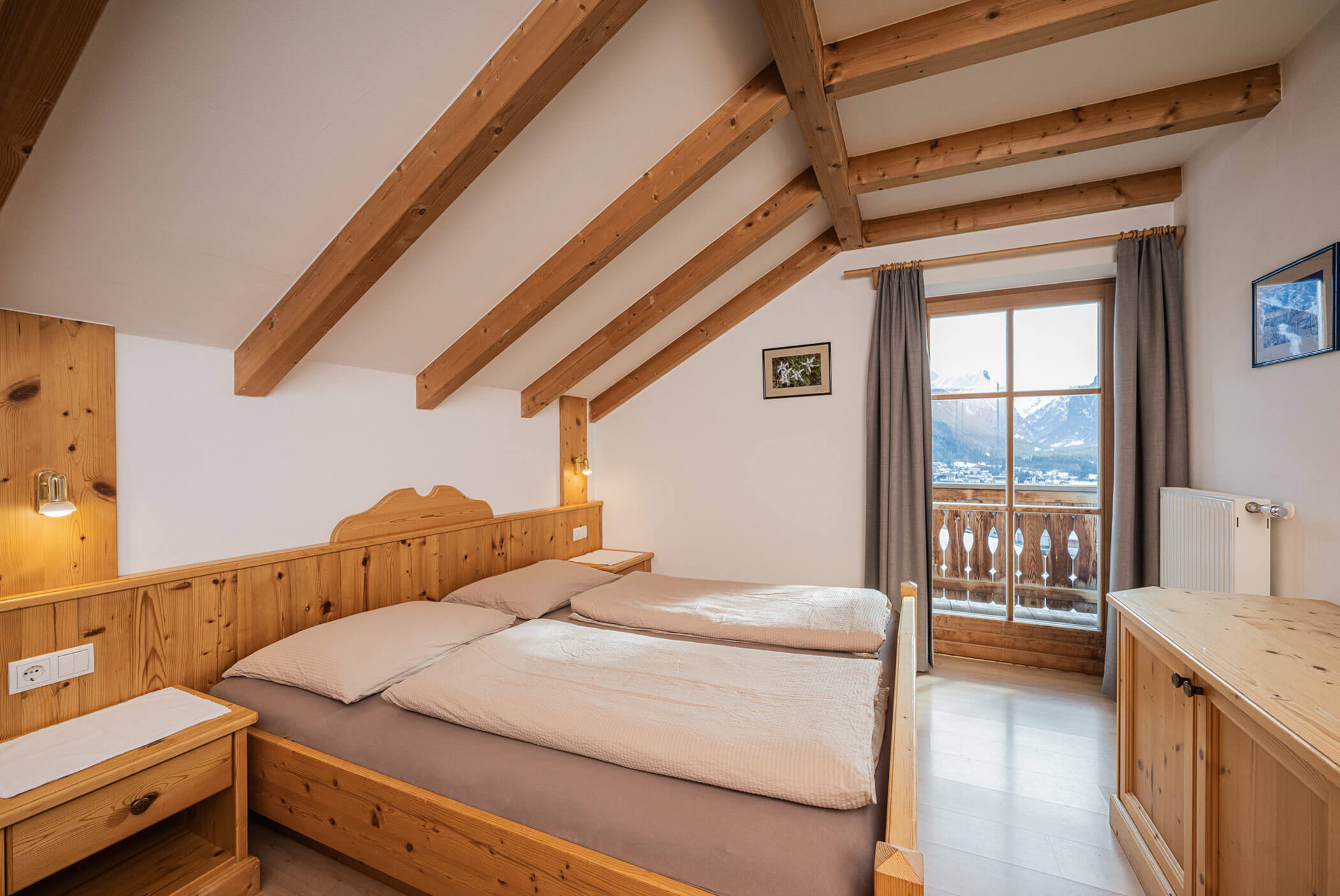 Doppelbett mit Holzschrank daneben - Klaudehof