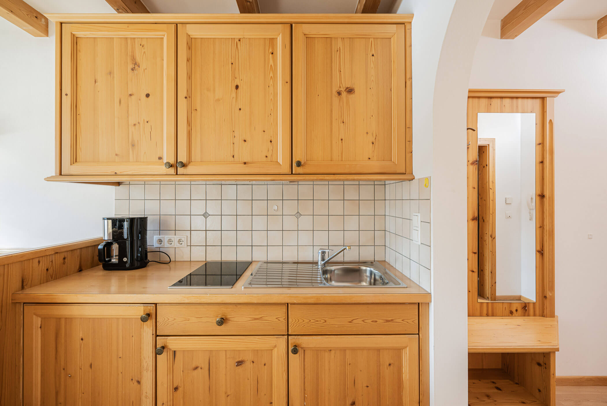 Kochnische mit Garderobe im Hintergrund - Klaudehof